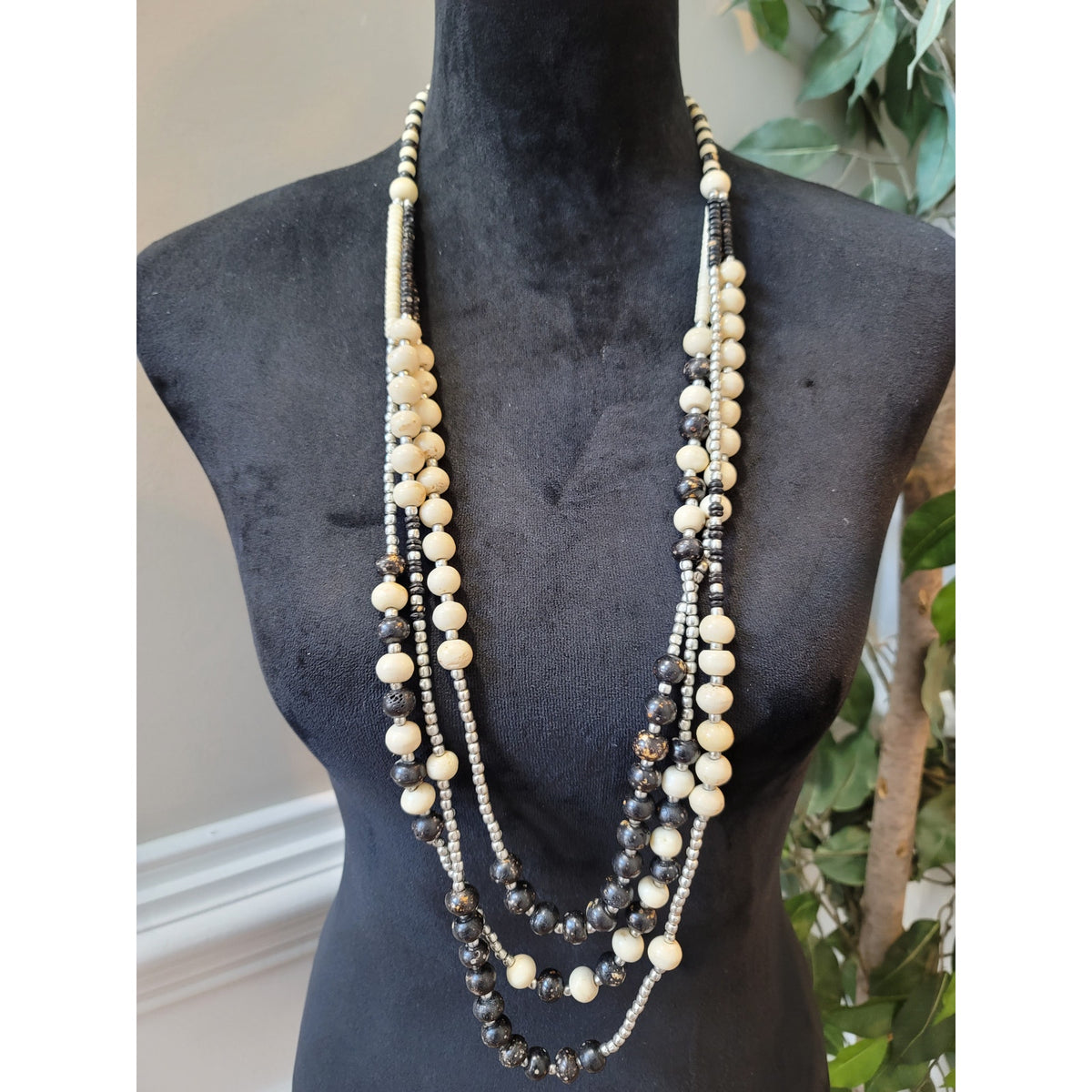 Women's Multi Layered Beaded Necklace With Lobster Clasp In Black And Cream