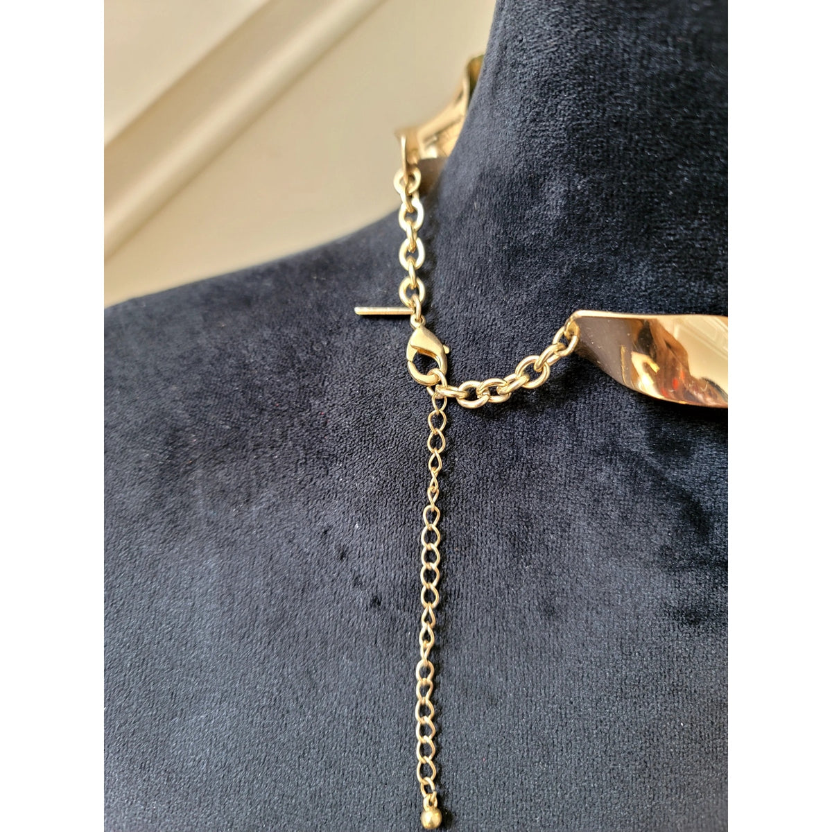 Gold Tone Twisted Wave Collar Choker Necklace Minimalist Modern Statement