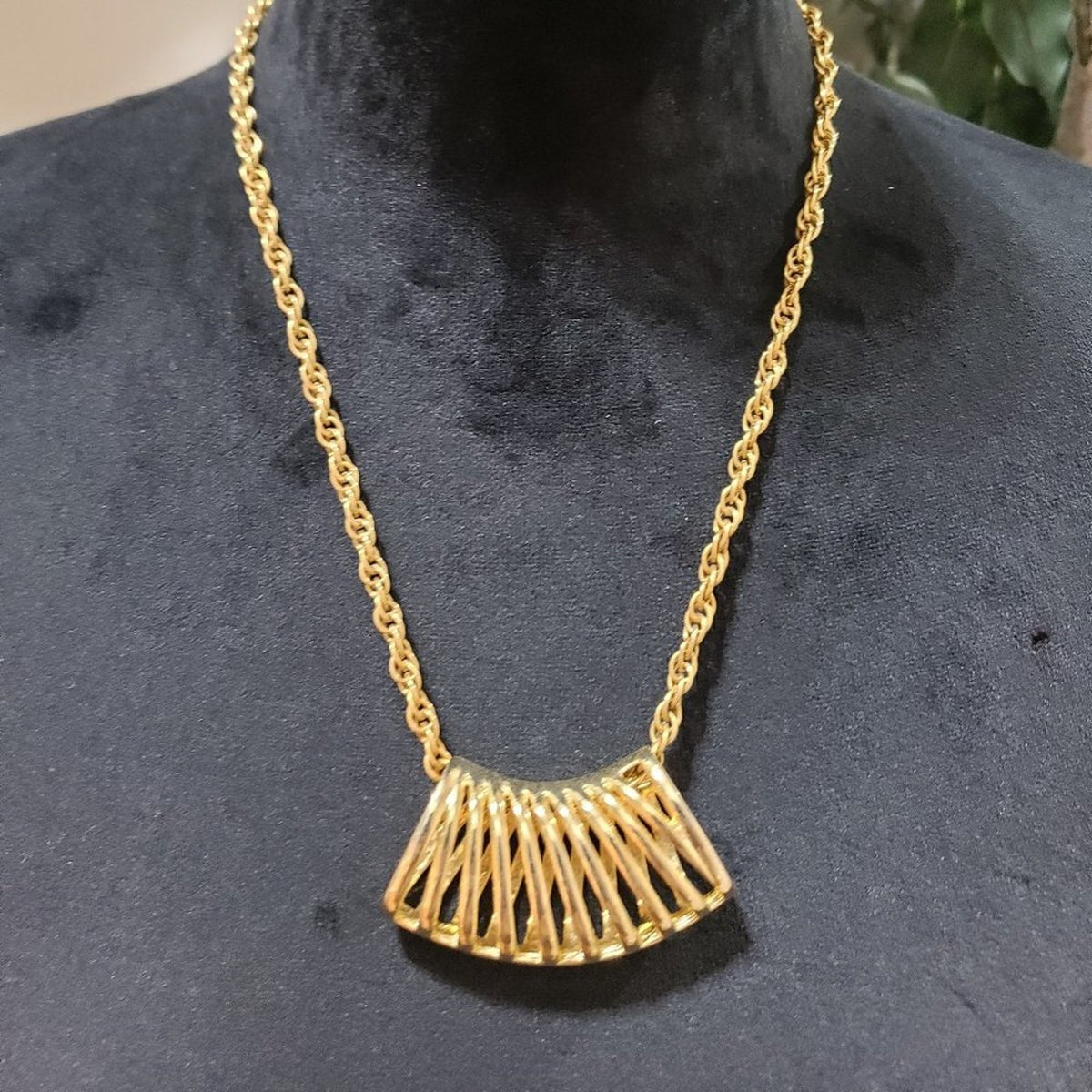 Women Fashion Gold Tone Chain Art Deco Filigree Pendant Necklace with Lobster