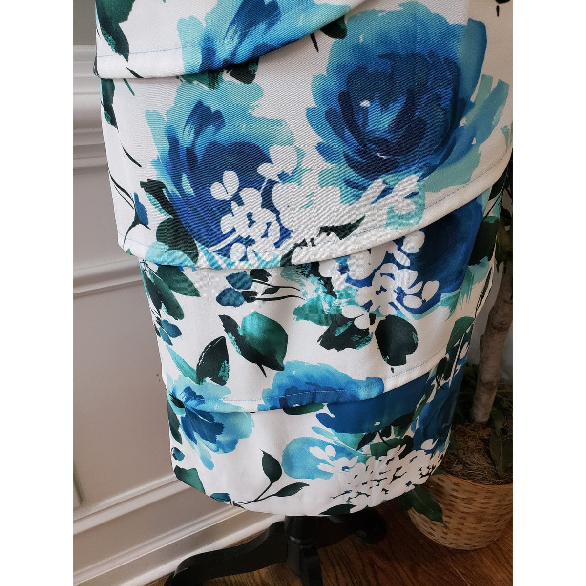 Dressbarn Sheath Dress Women’s 16 Blue & White Floral Stretch Ruffle Back Zip