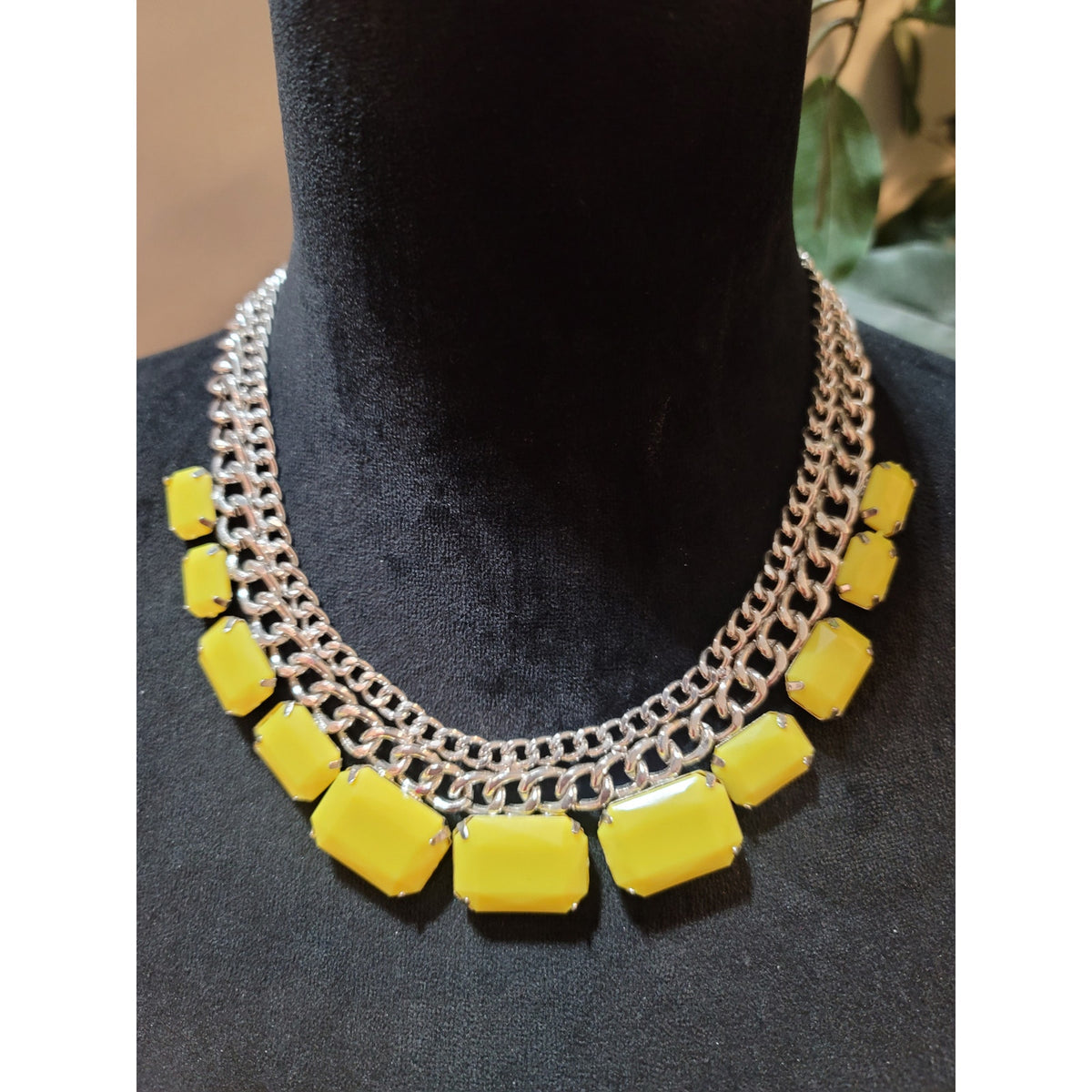Women's Silver Chain Necklace With Yellow Gemstones And Lobster Clasps Lock
