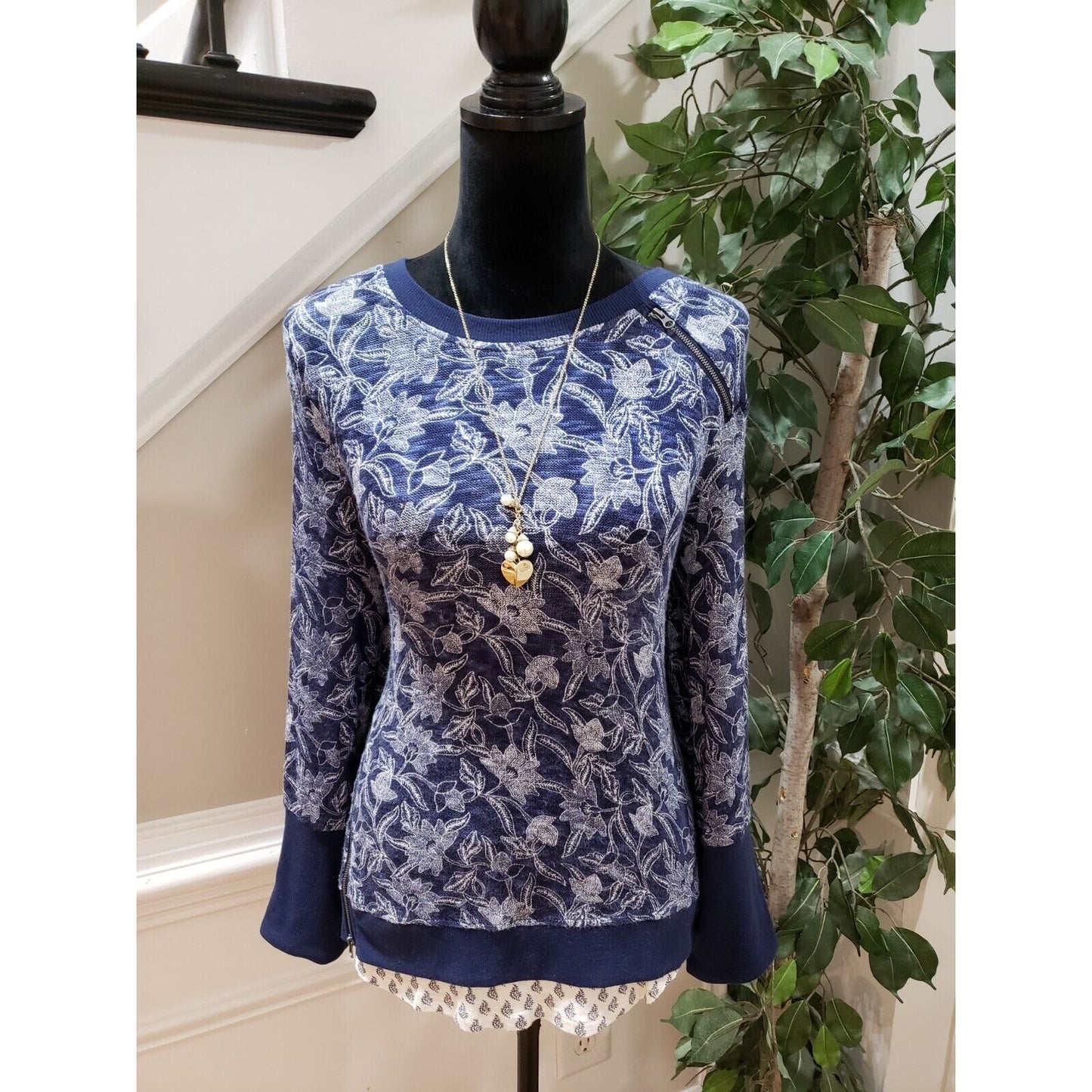 Max Jeans Women's Blue Floral Rayon Crew Neck Long Sleeve Sweater Size X-Small