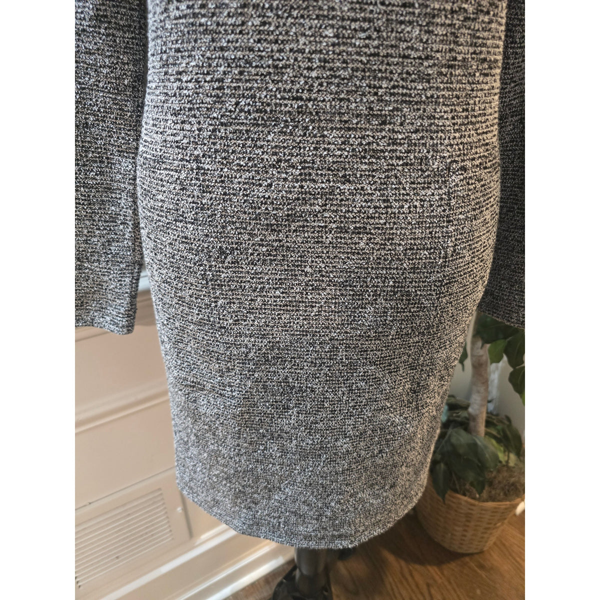 Lou & Grey Knit Dress Women's Size Medium Gray V-Neck Knit Long Sleeves