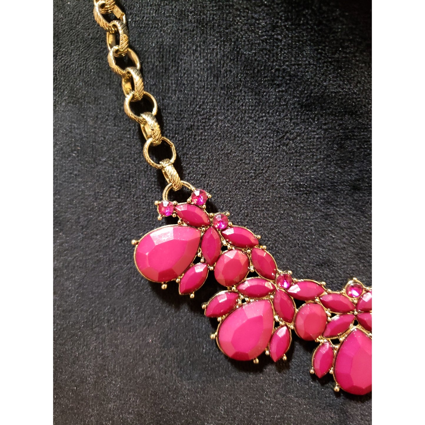 Gold Tone Teardrop Faceted Fuchsia Pink Acrylic Bead Fashion Bib Necklace