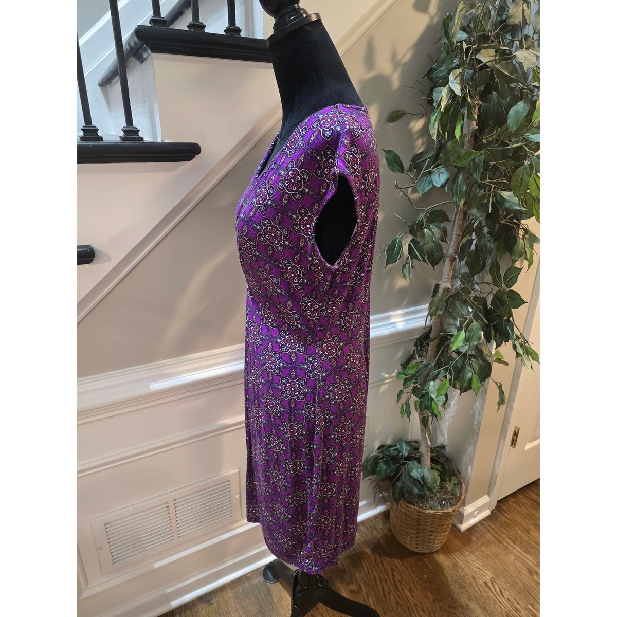 Dana Buchman Sheath Dress Women's Medium Purple Medallion Twist Front V Neck