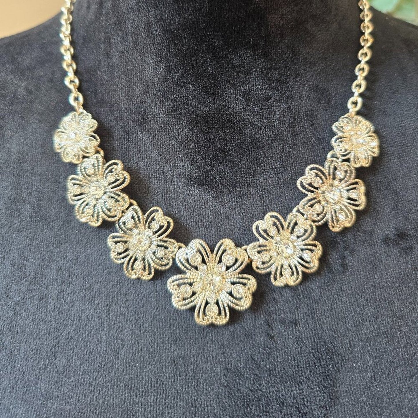 Vintage Women Silver Tone Flower Filigree Crystal Necklace with Lobster Clasp
