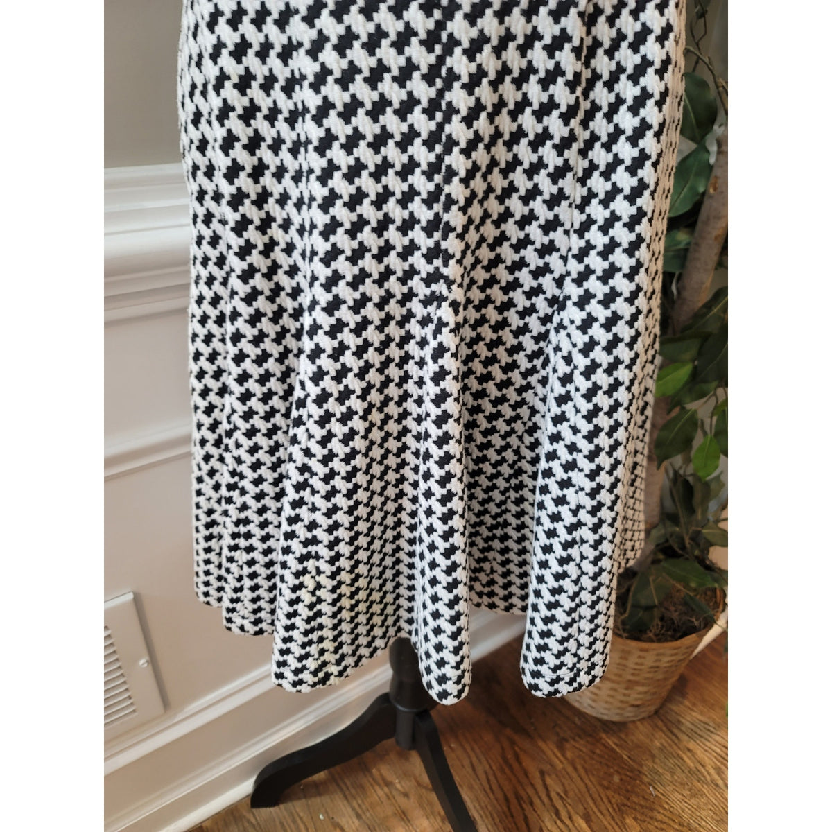 Taylor Dress Houndstooth Women's Size 4 Black White V-Neck Casual Knit