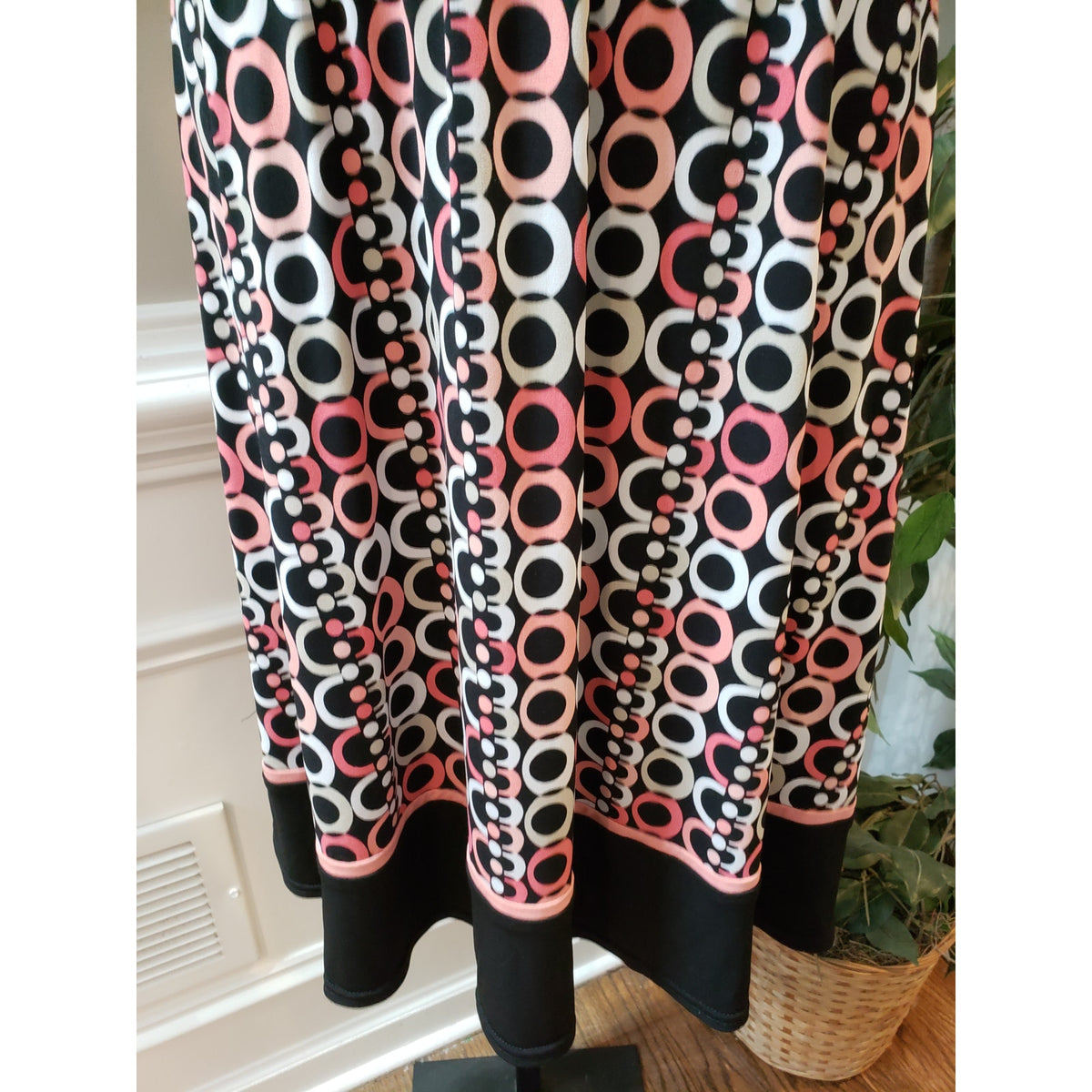 Sandra Darren Dress Women 6 Black Pink White Geometric Print Fit Flare V-Neck