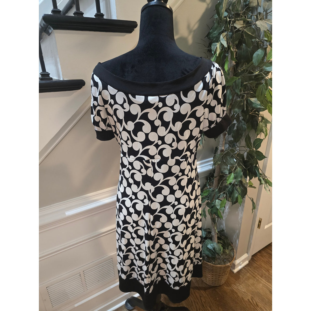 Dressbarn Empire Waist Dress Women's SZ 12 Black/White Pleated Bust Short Sleeve