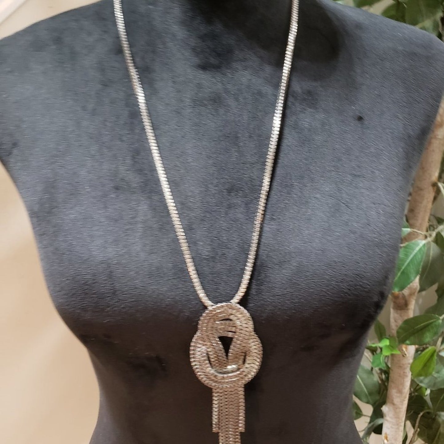 Guess Womens Silver Tone Chain Metal Dangle Bow Tassel Necklace w/ Lobster Clasp