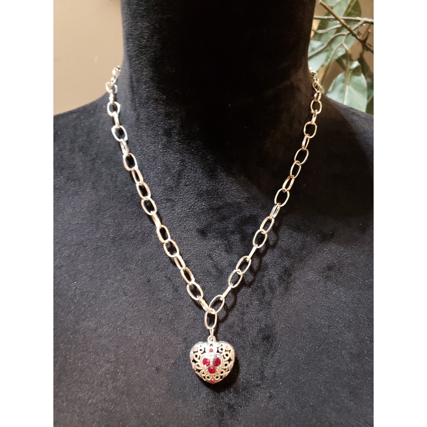 Womens Silver Tone Garnet Filigree Heart Pendant Paper Clip Chained Necklace