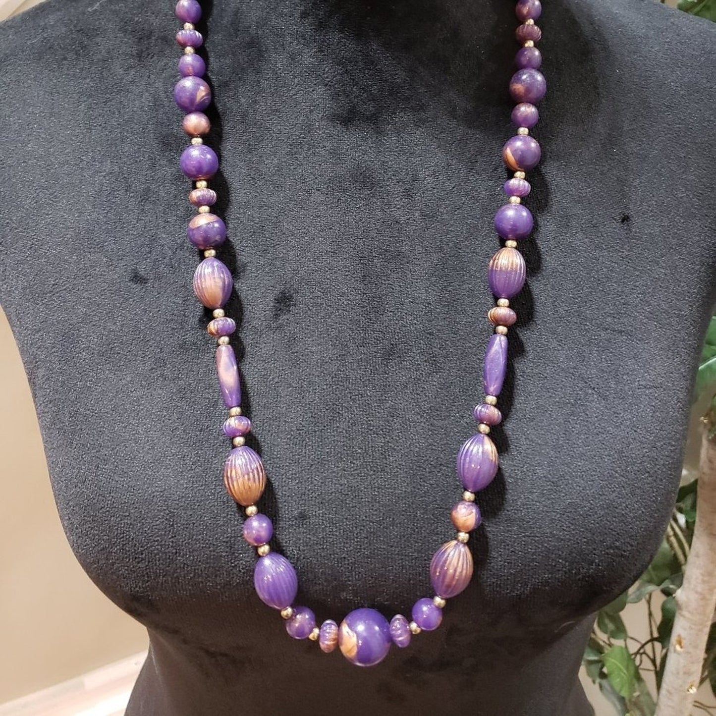 Womens Fashions Avon Purple Large Faceted Beaded Large Necklace w/ Spring Clasp