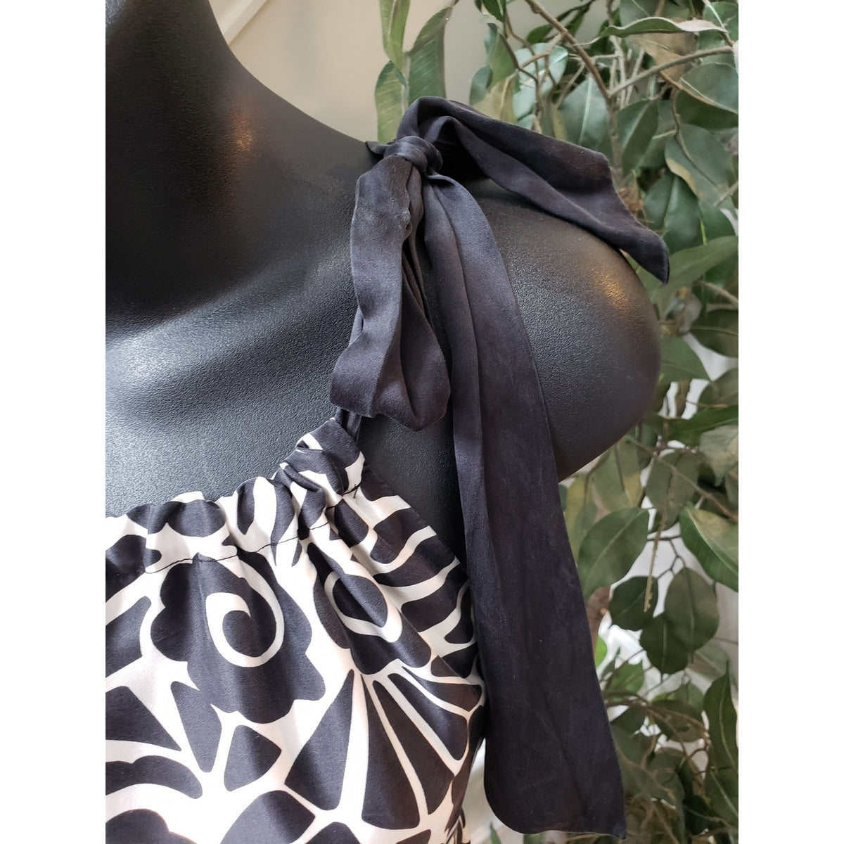 White House Black Market  Silk Sleeveless Dress Black/White Geometric Print 0
