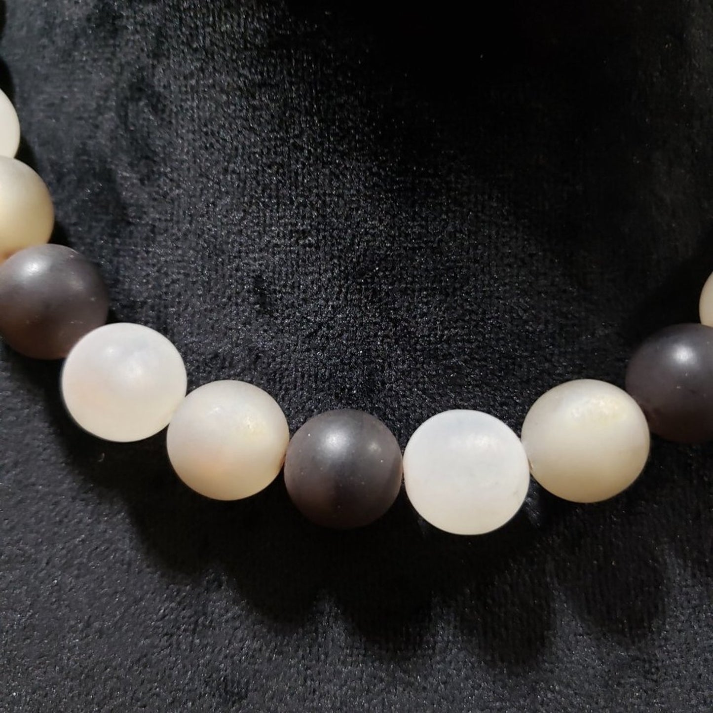 Womens Fashion Black White Round Shell Pearl Collar Necklace with Mystery Clasp