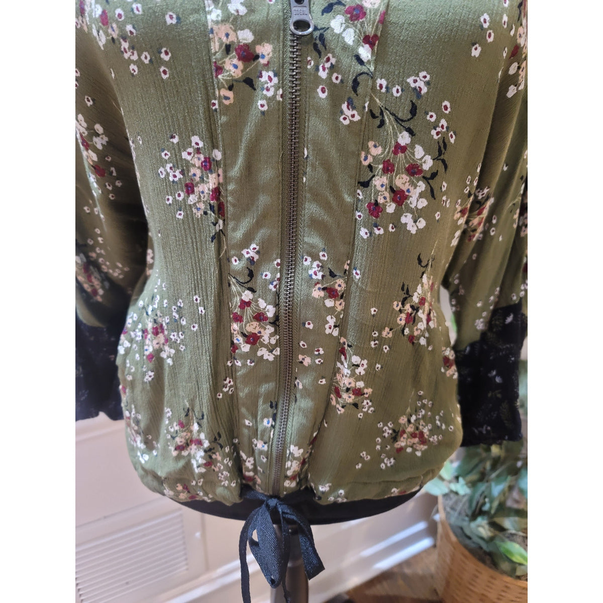 True Craft Bomber Jacket Women Small Olive Green Floral Slash Pocket Long Sleeve