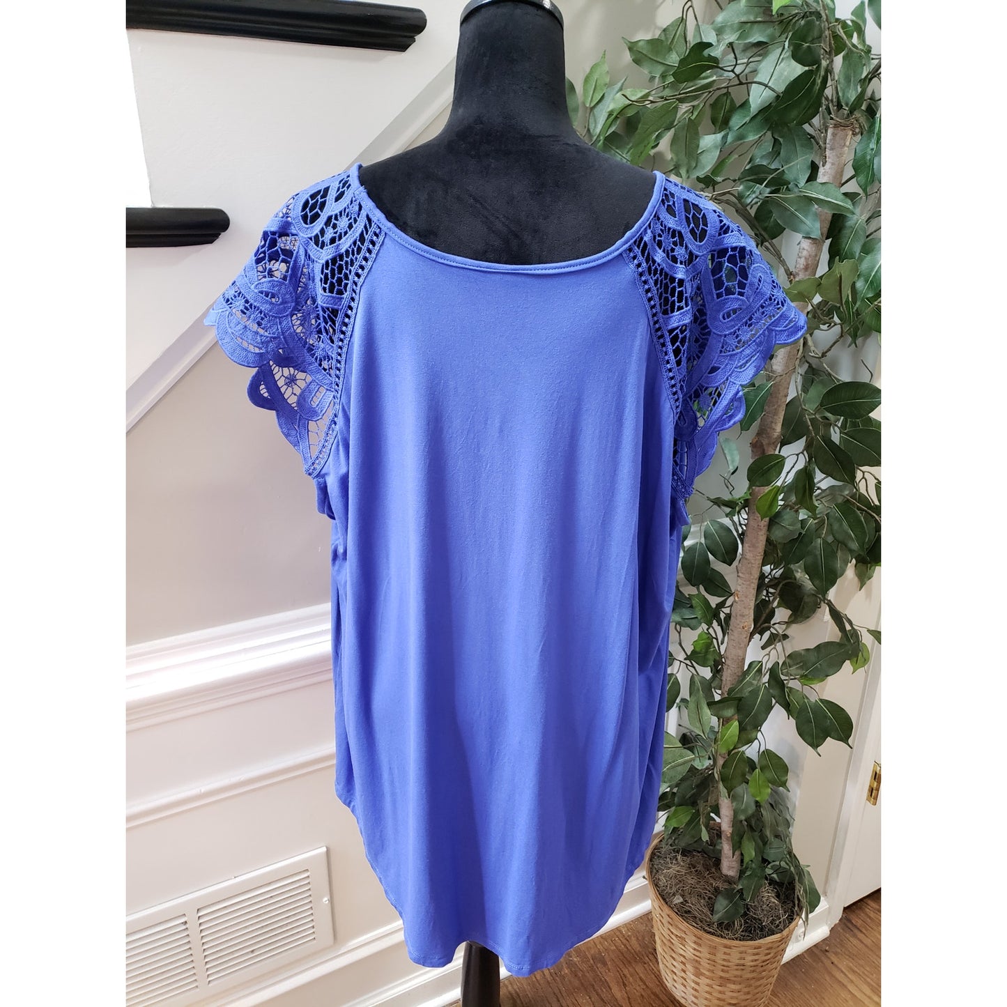 Avenue Top Blouse Women Size 22/24 Blue Solid Viscose Casual Short Sleeve V-Neck