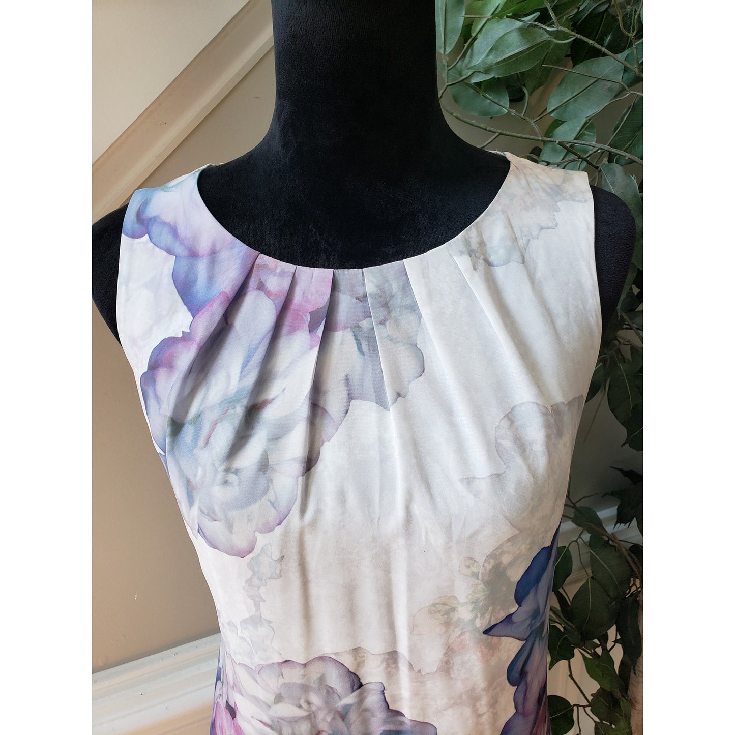 H&M Sheath Dress Womens 10 White Abstract Floral Pleated Round Neck Back Zipper