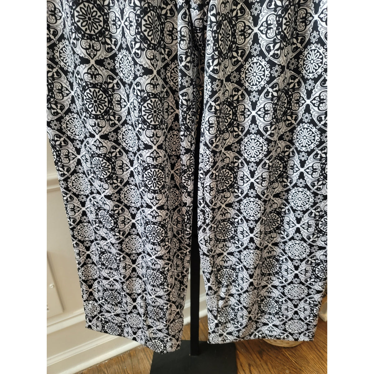 Double Click Wide Leg Trouser Women's Size XL Black & White Medallion Print
