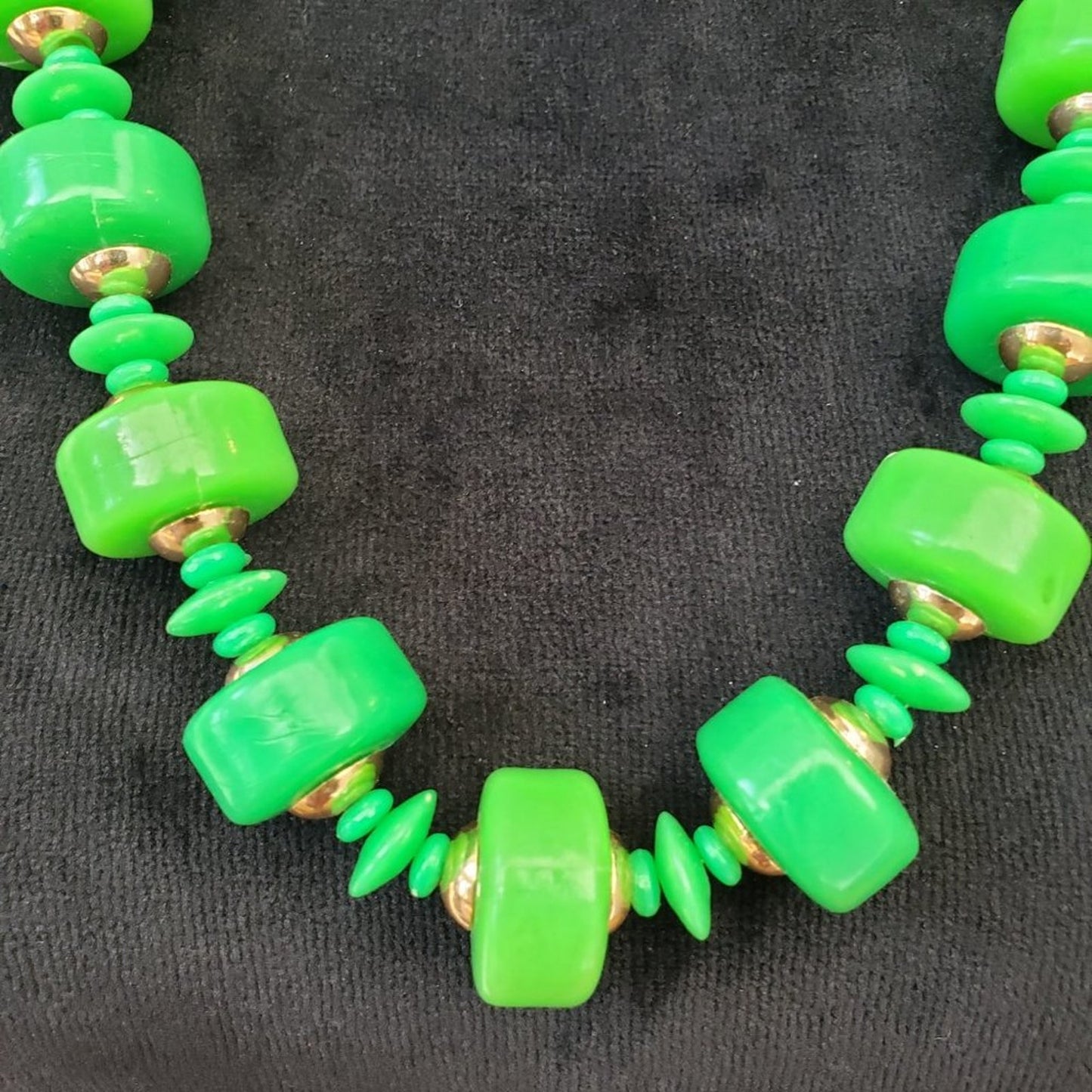 Women Fashion Green Large Beads Chunky Statement Necklace with Spring Ring Clasp
