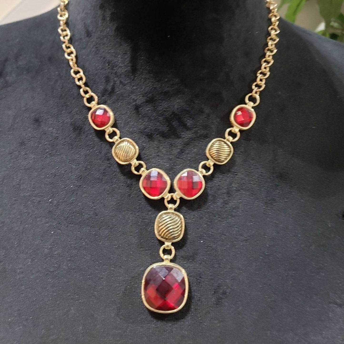 Women Fashions Red Gem Stone Gold Tone Chain Necklace Jewelry with Lobster Clasp