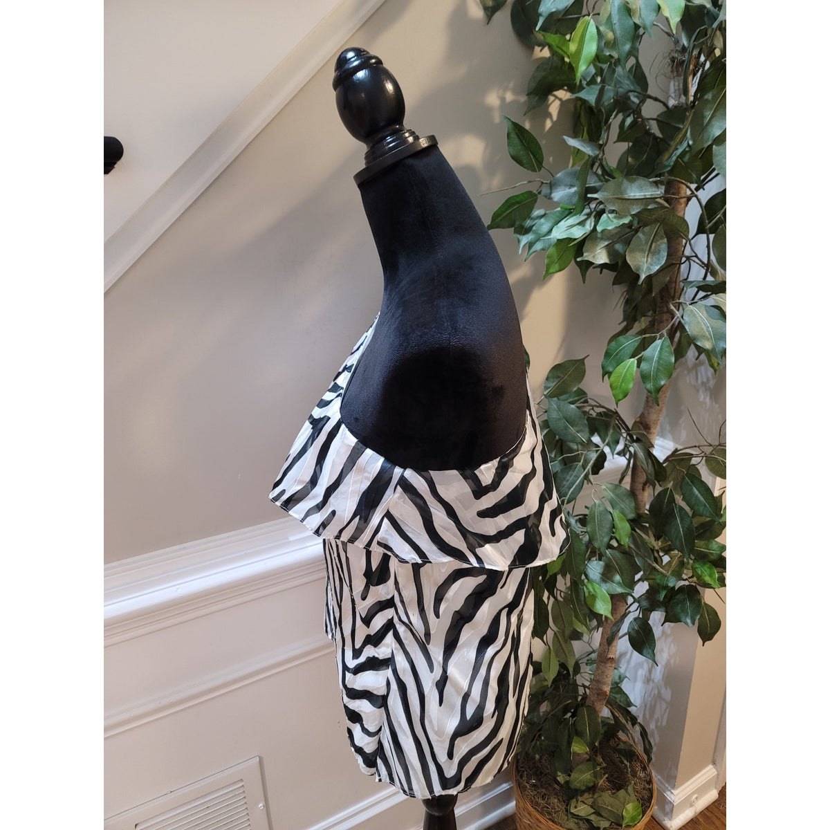 White House Black Market Blouse Top Women's SZ 4 White/Black Zebra One Shoulder