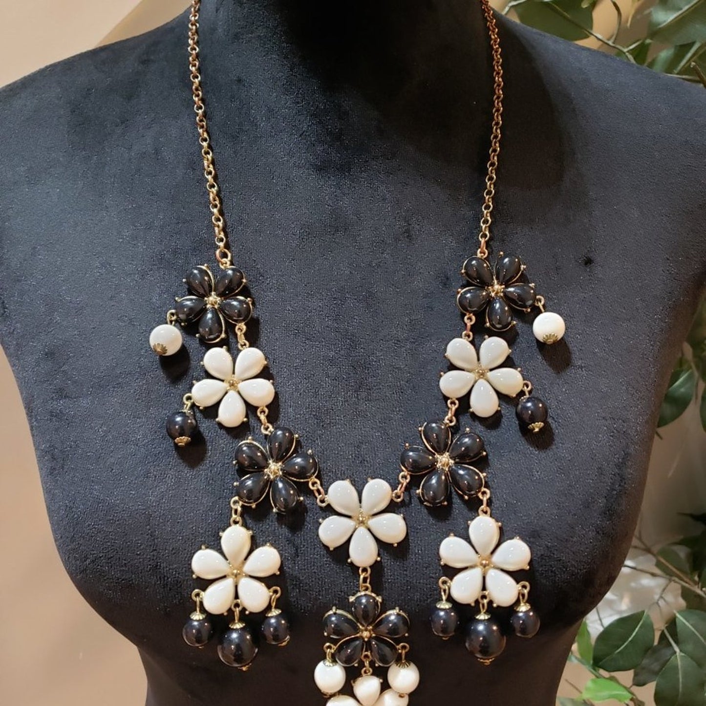 Womens Fashion Black White Flower & Beaded Collar Necklace with Lobster Clasp