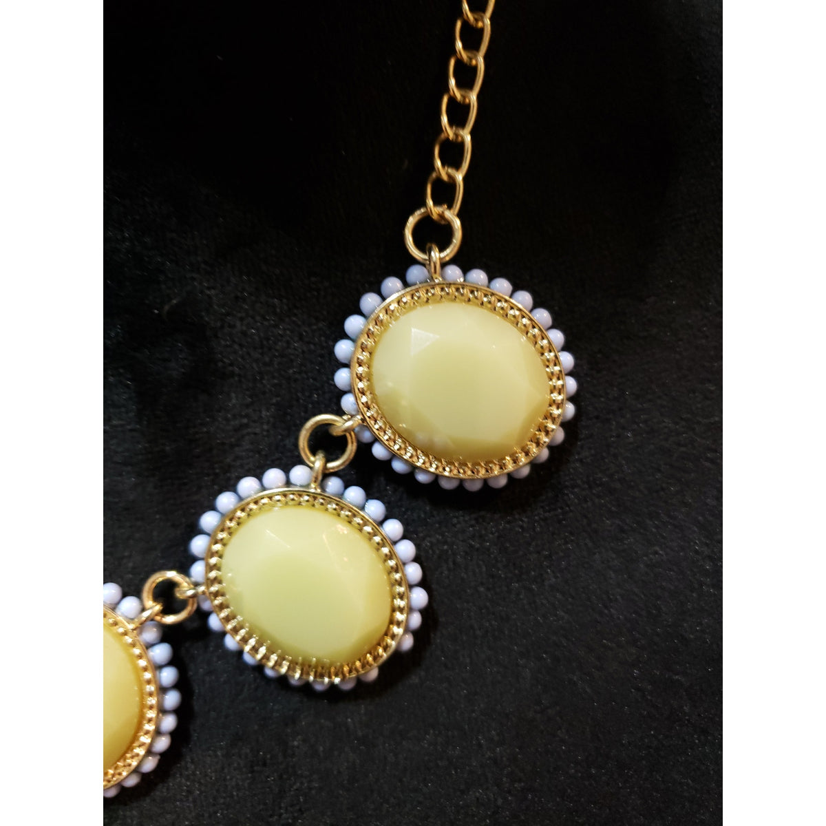 Women Fashion Gold Tone White Yellow Acrylic Bead Medallion Statement Necklace