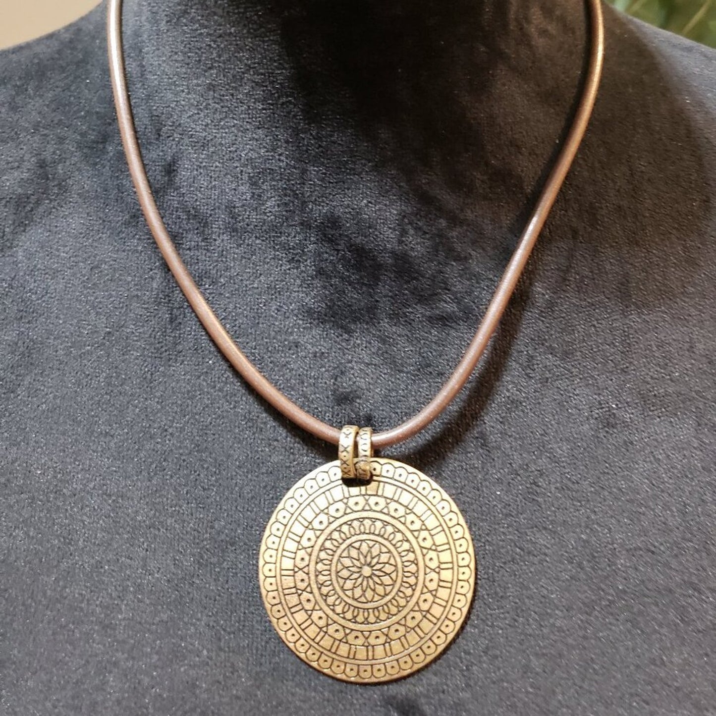 Women Silver Metal Medallion Pendant Leather Chain Necklace with Lobster Clasp