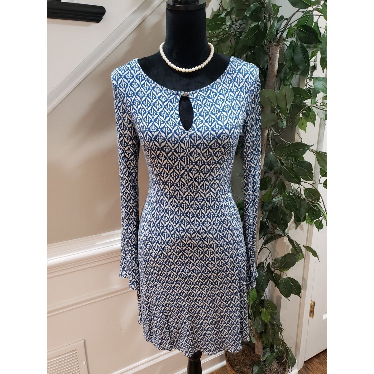 Xhilaration Women's Blue & White Rayon V-Neck Long Sleeve Knee Length Dress M