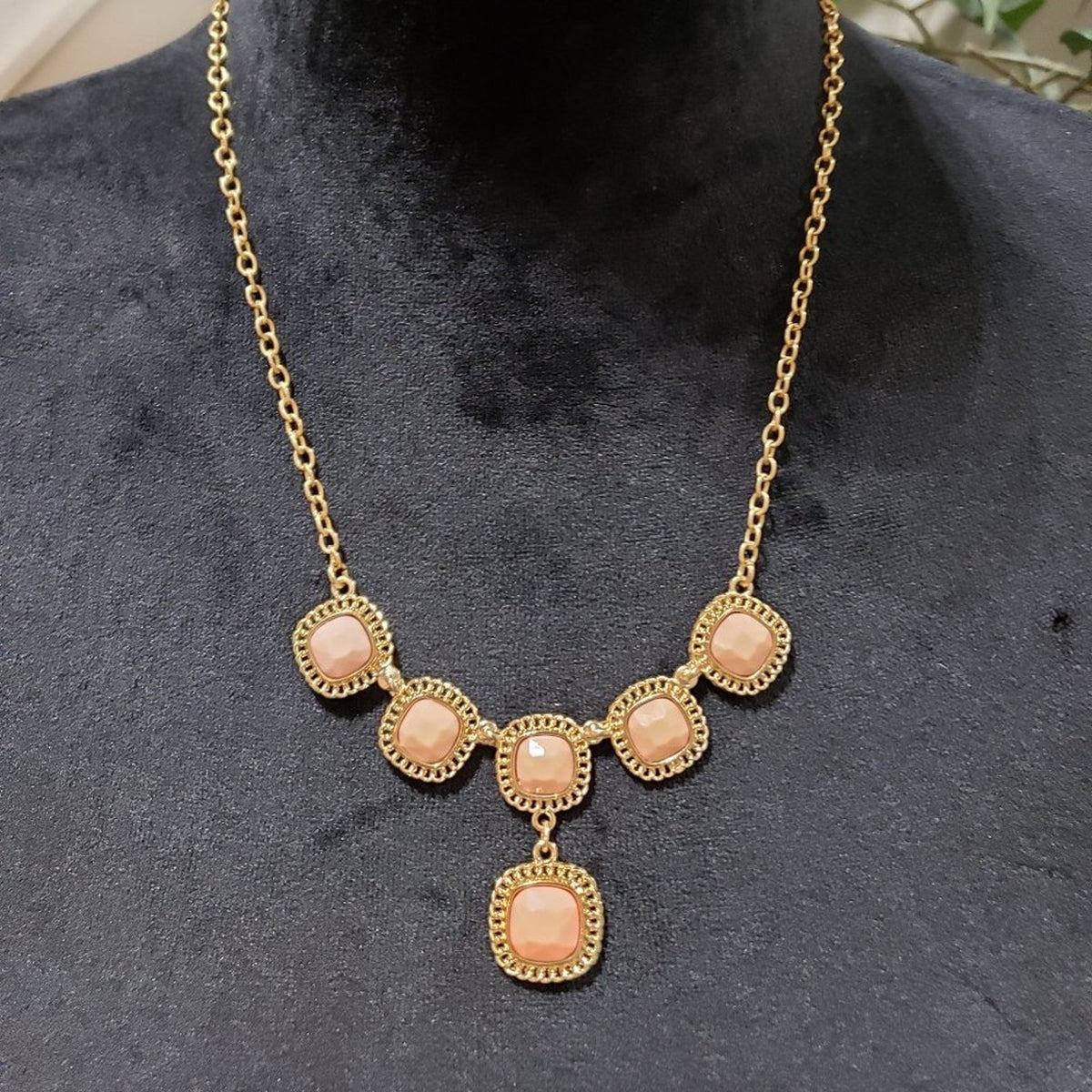 Women Fashion Gold Tone Chunky Gemstones Beaded Statement Necklace w/ Lobster