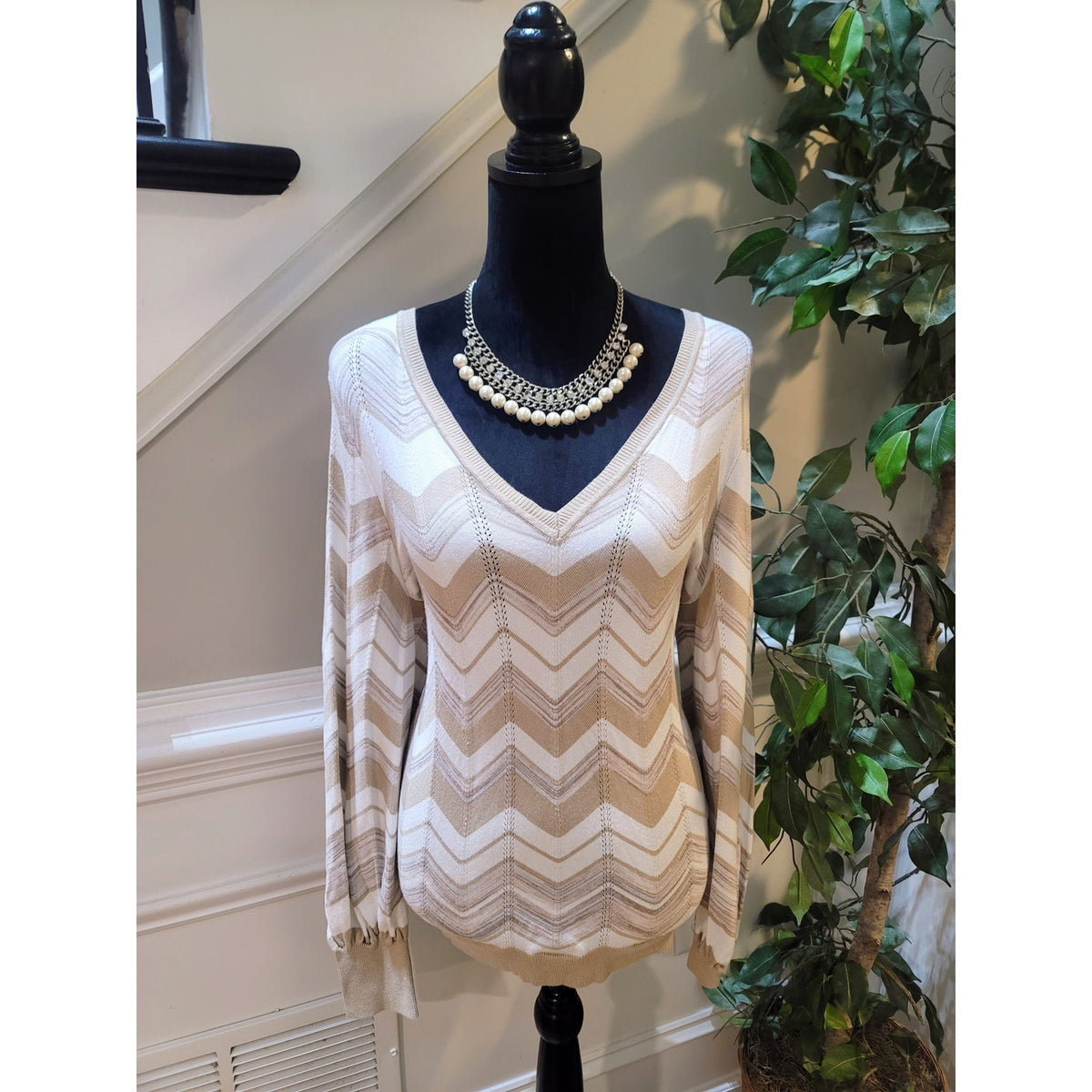White House Black Market Chevron Sweater Women's Large Cream Zig Zag Ribbed Cuff