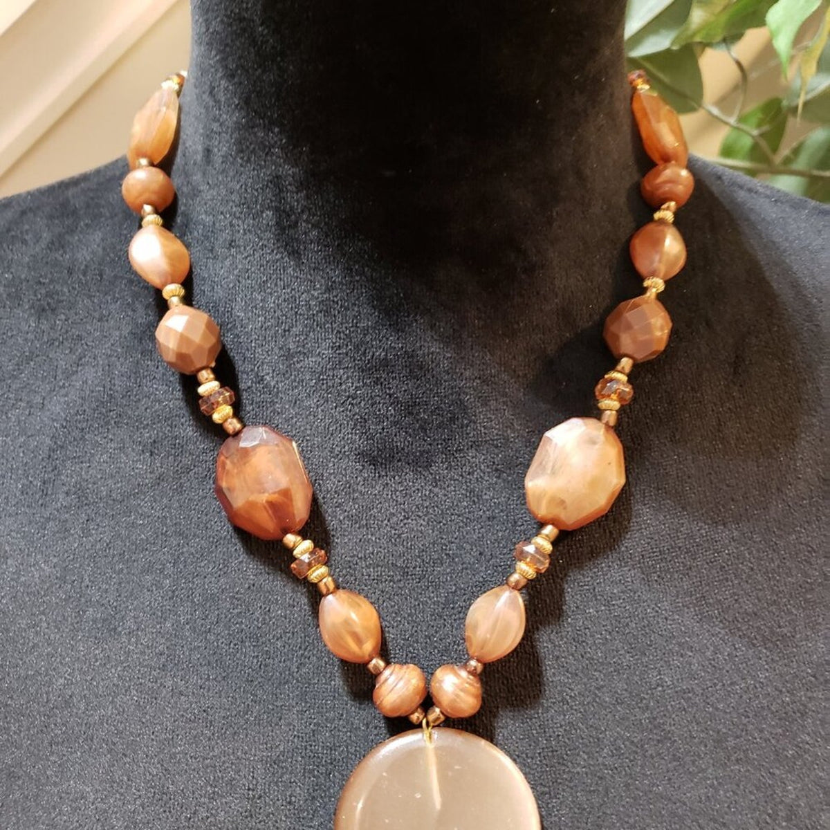 Womens Fashion Brown Chunky Bead Disc Pendant Collar Necklace with Lobster Clasp