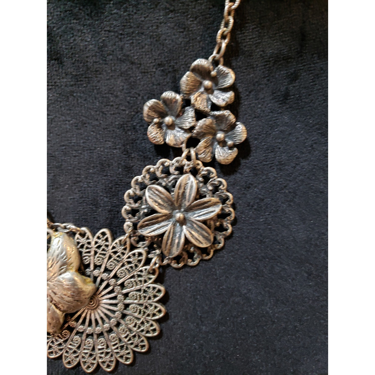 Womens Silver Tone Filigree Daisy Flower Leaves Statement Necklace with Lobster