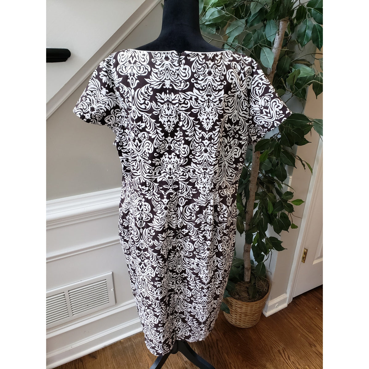 Cato Sheath Dress Womens 18W White Floral Pleated Knee Length Pockets Cap Sleeve
