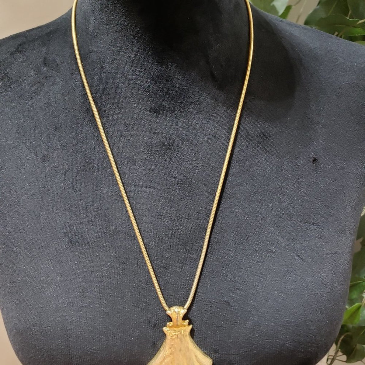 Womens Fashion Chunky Gold Tone Big Pendant Teardrop Necklace with Round Clasp