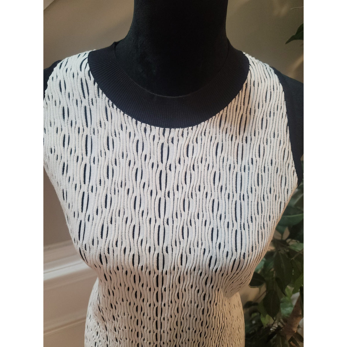 WHBM Sweater Tank Women's SZ XL White/Black Geometric Crew Neck Back Zipper