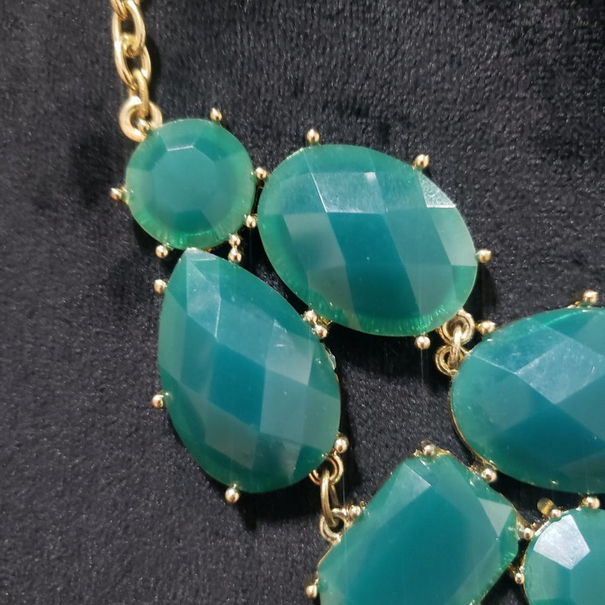 Womens Fashion Green Color Faceted Rhinestones Statement Necklace with Lobster