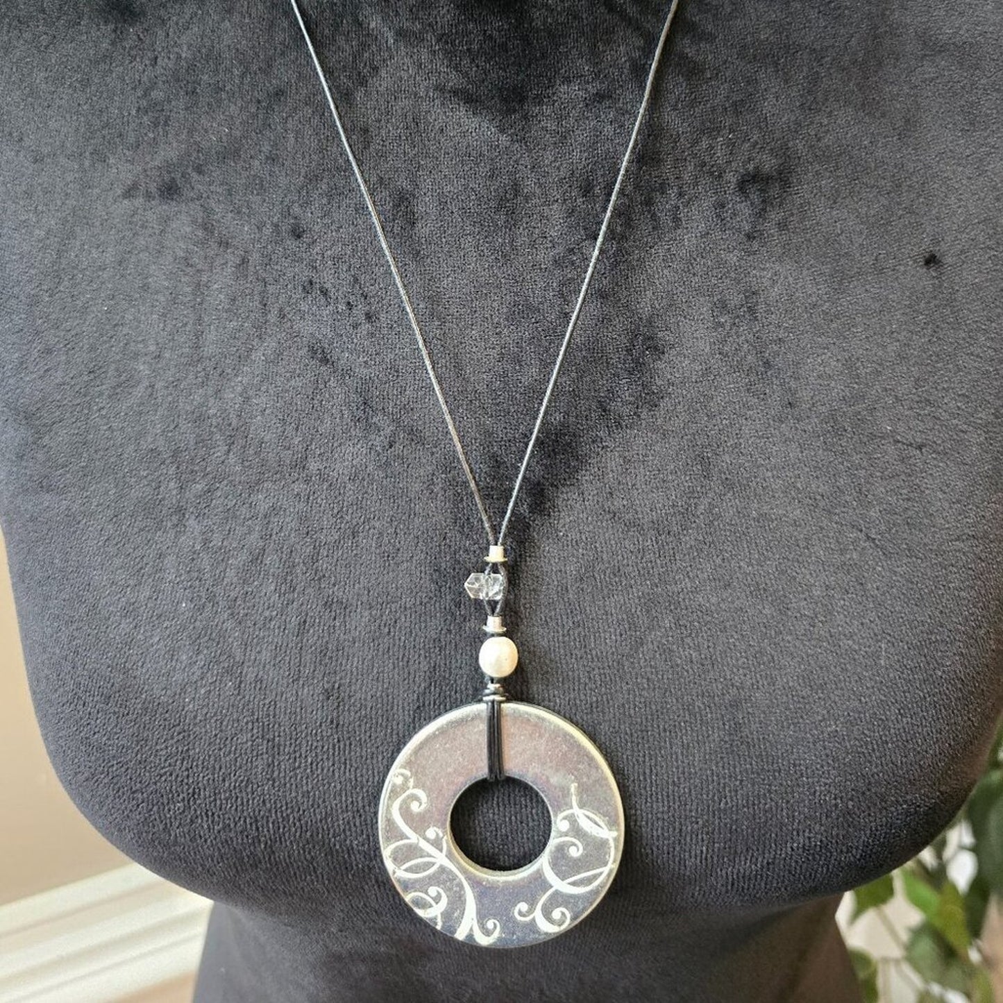 Womens Fashion Silver Tone Round Leather Cord Pendant Necklace Jewelry