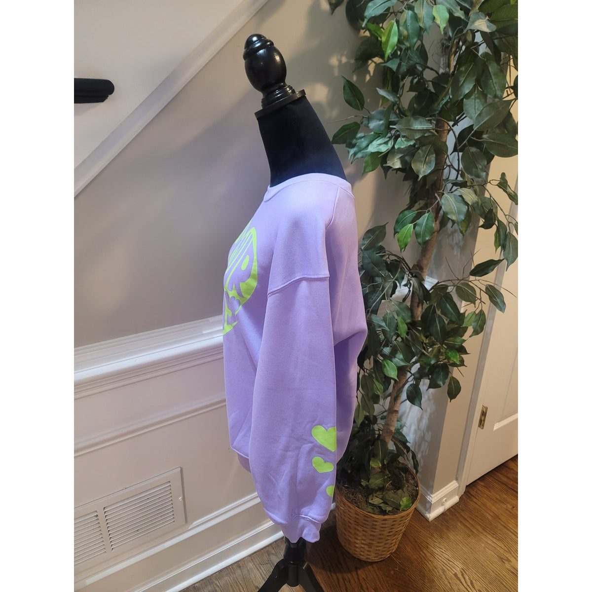 Wound Up Sweatshirt Women's M(7-9) Purple Graphic Print Drop Shoulder Crew Neck