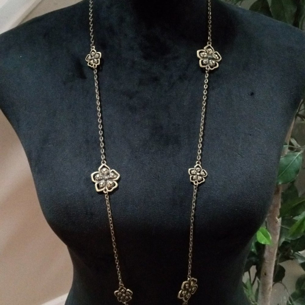 Women Fashion Chunky Gold Tone Carved Charm Floral Art Long Chain Necklace