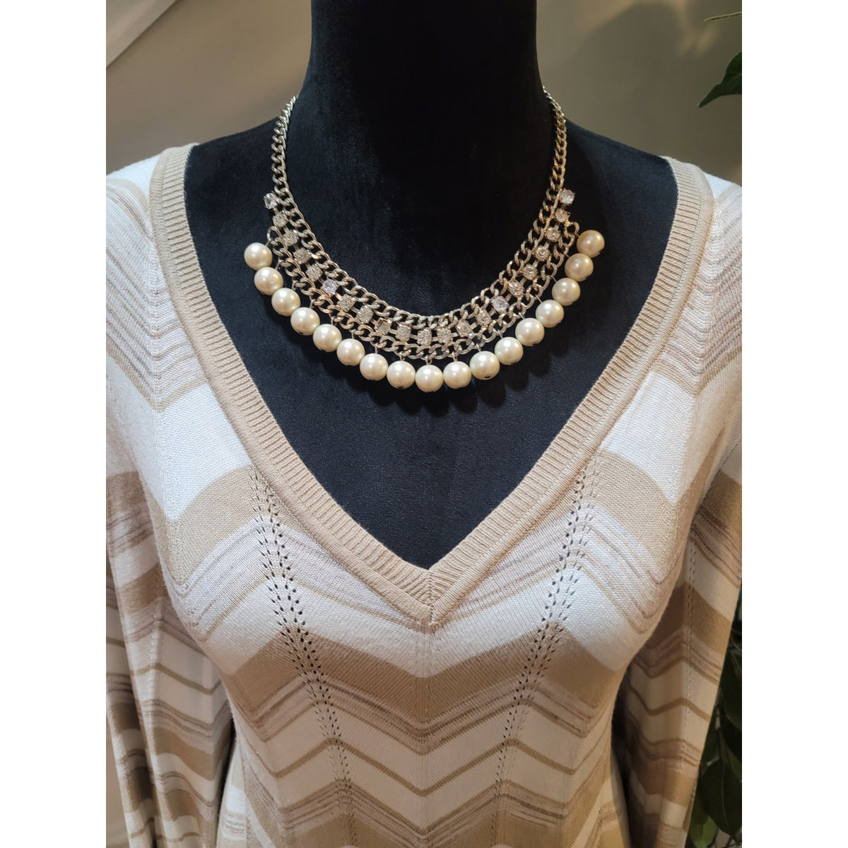 White House Black Market Chevron Sweater Women's Large Cream Zig Zag Ribbed Cuff