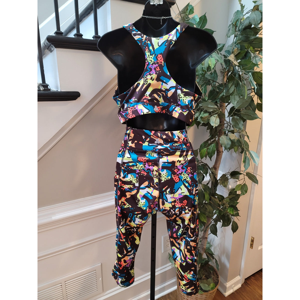 Tek Gear Workout Set Women’s Large Multicolor Abstract Cropped Leggings V-Neck