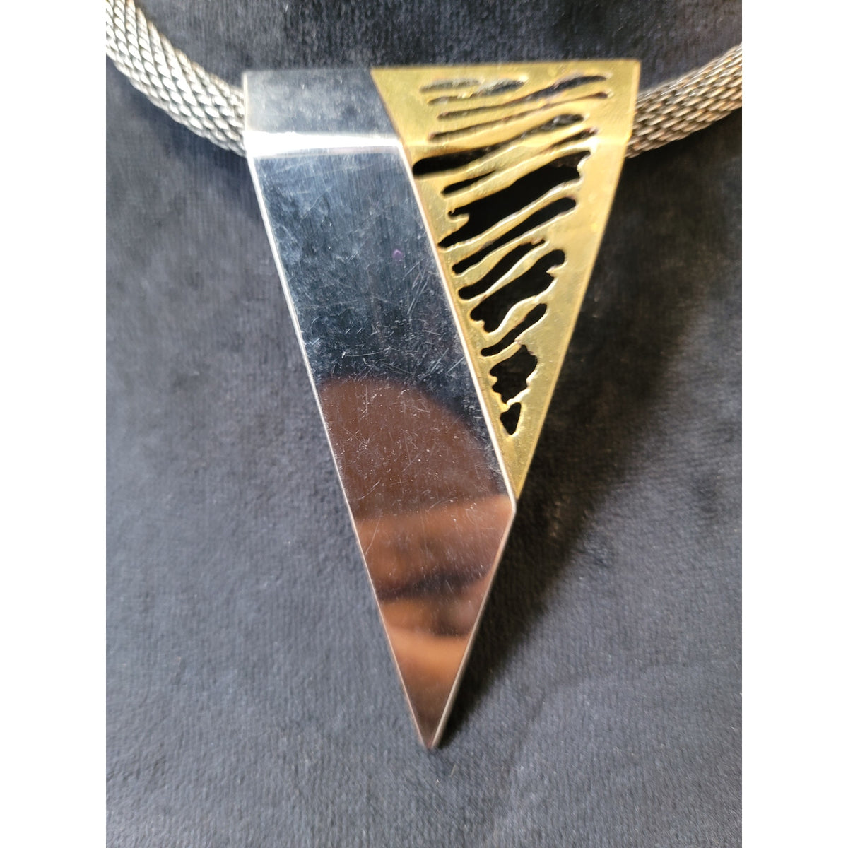 Women's Statement Metal Mesh Choker Necklace With Magnetic Lock And Bold Pendant