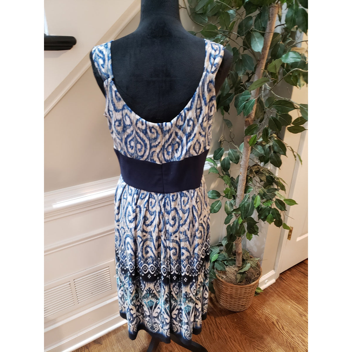 R&M Richards Sheath Dress Womens 12 White Blue Filigree Print Pleated Scoop Neck