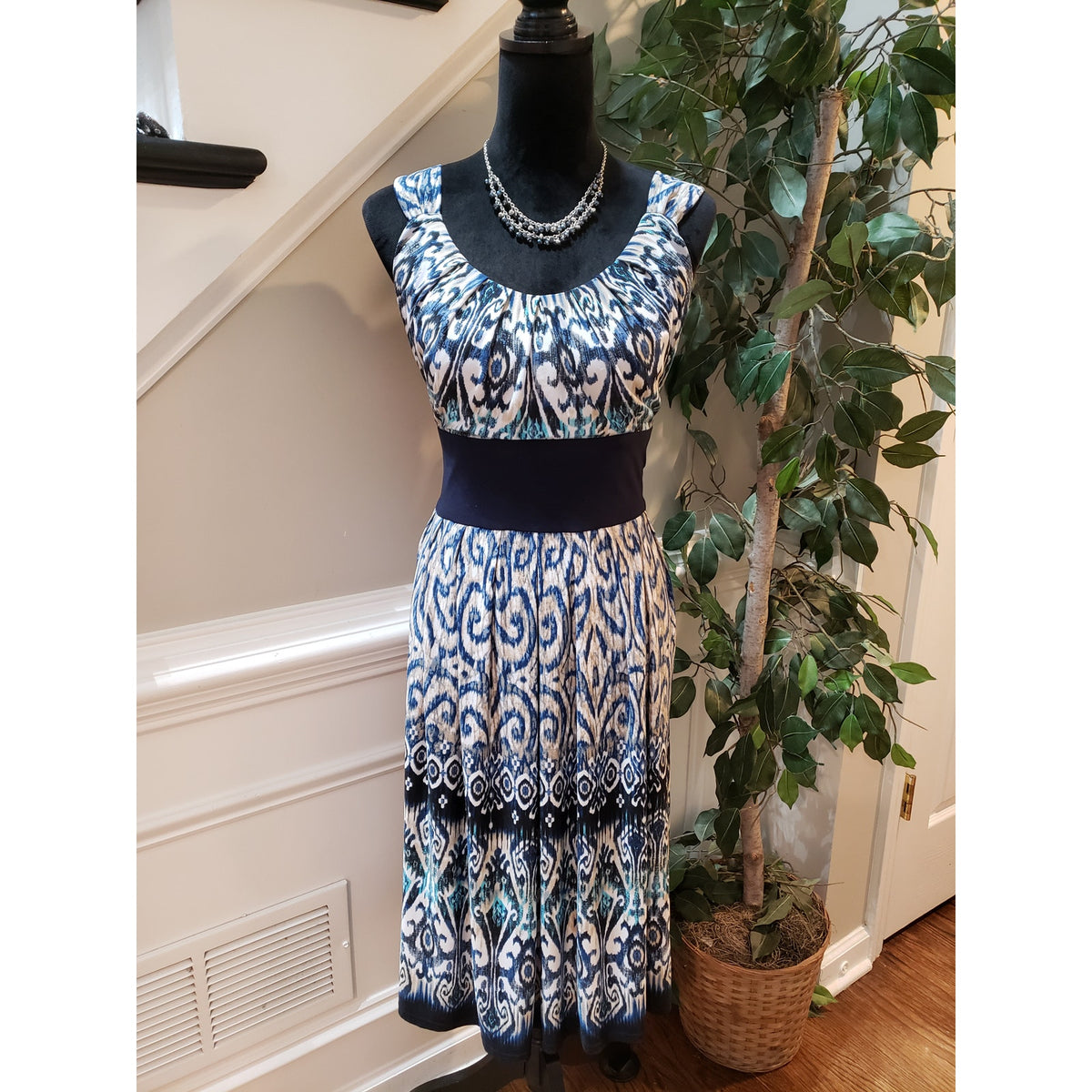 R&M Richards Sheath Dress Womens 12 White Blue Filigree Print Pleated Scoop Neck