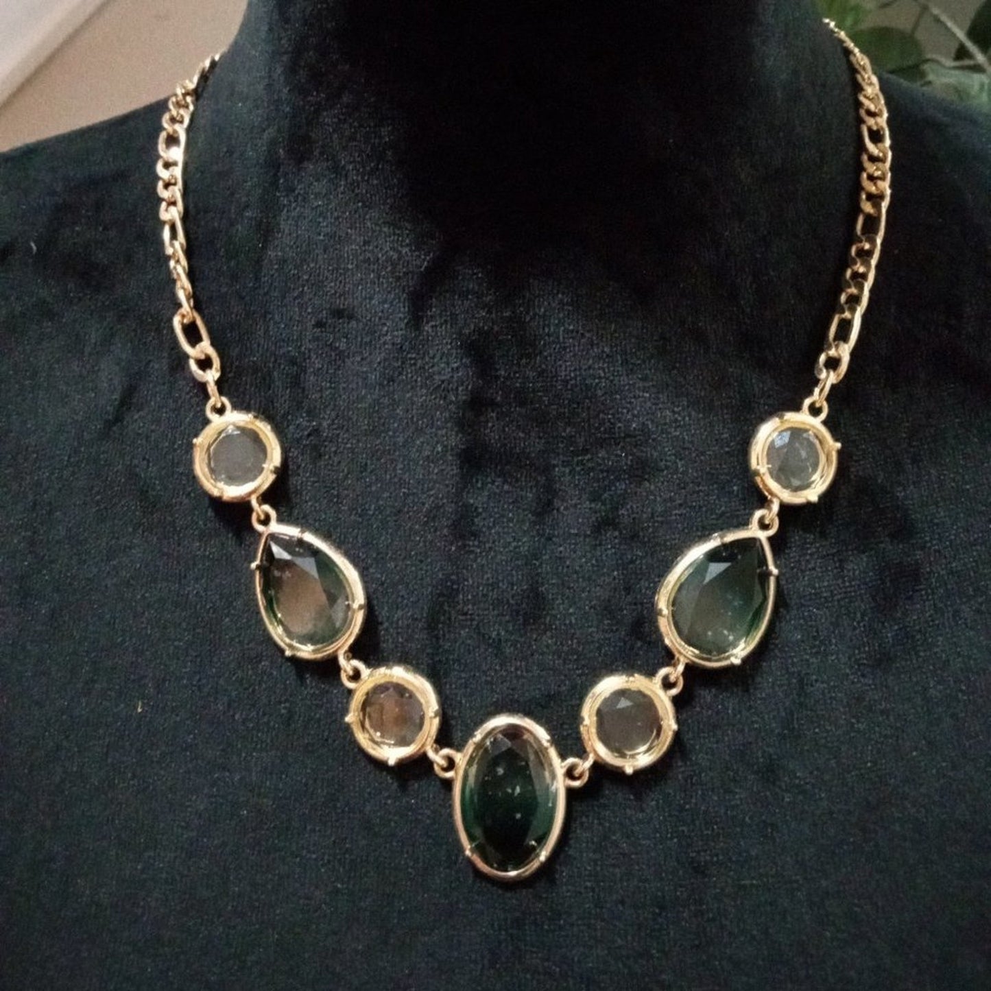 Women Fashion Chunky Faceted Rhinestones Statement Necklace with Lobster Clasp