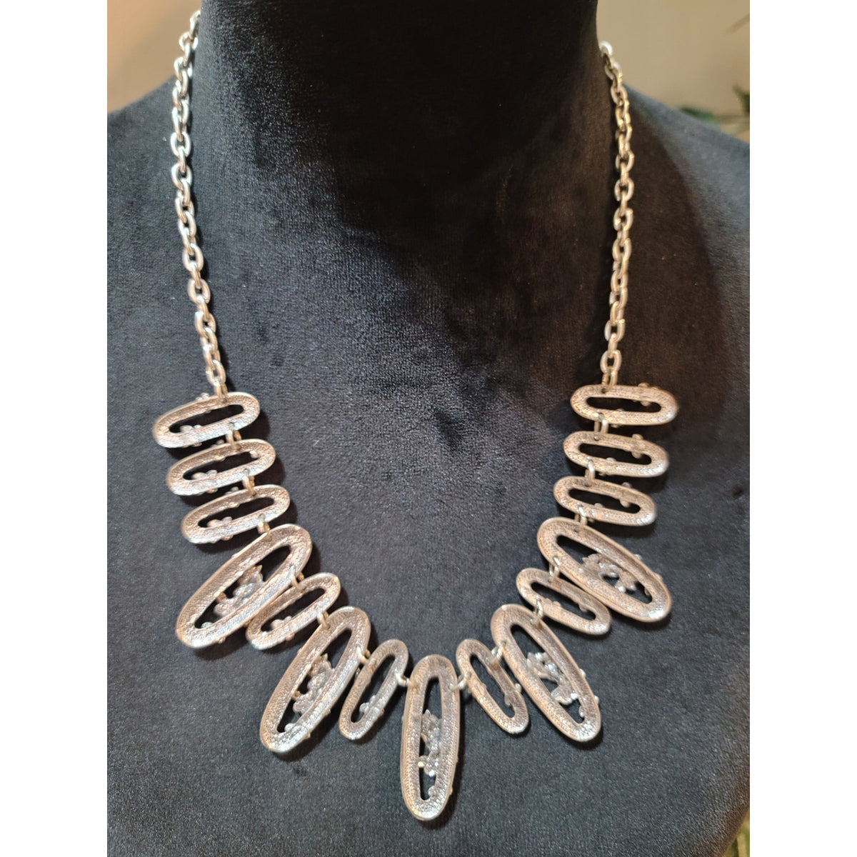 Women's Silver Floral Oval Link Fashion Necklace With Lobster Clasp