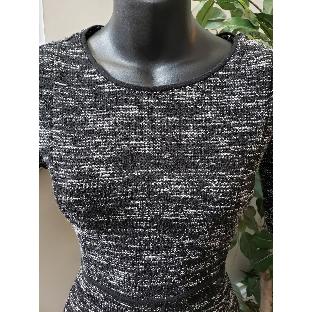 Banana Republic Shift Dress Womens Size 0 Black Space Dye Round Neck Back Zip