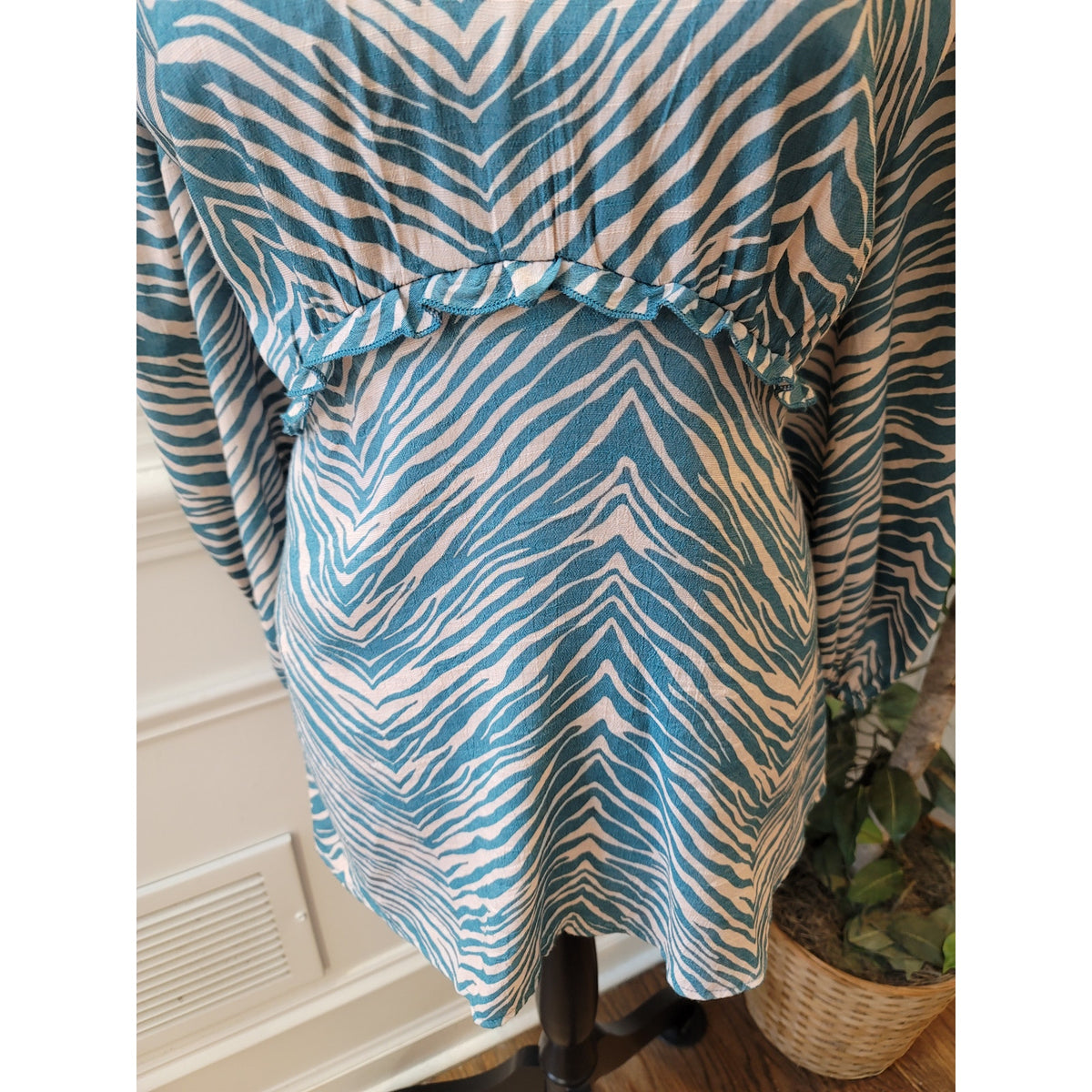 New Directions Blouse 2XL Teal Peach Zebra Ruffle Trim V-Neck Balloon Sleeve