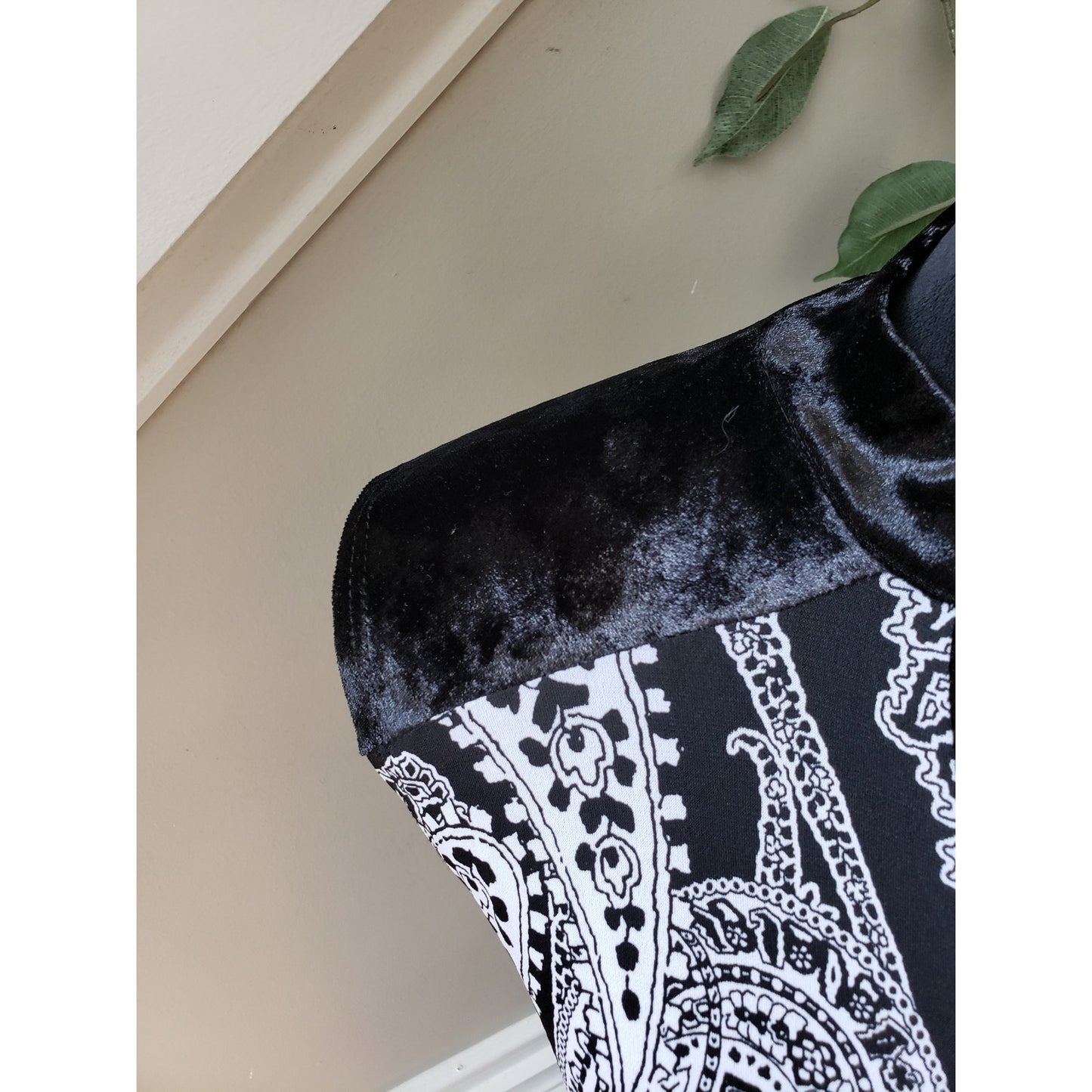 Adele & May Blouse Top Womens XL White Black Paisley Velour Trim Keyhole Neck